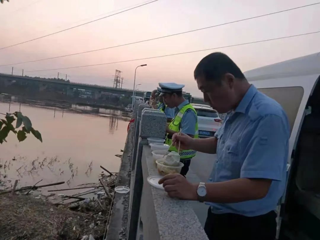 正能量丨暴风骤雨显担当，鹤壁交警全警动员保障人民群众生命财产安全