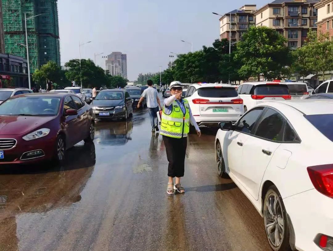 正能量丨暴风骤雨显担当，鹤壁交警全警动员保障人民群众生命财产安全