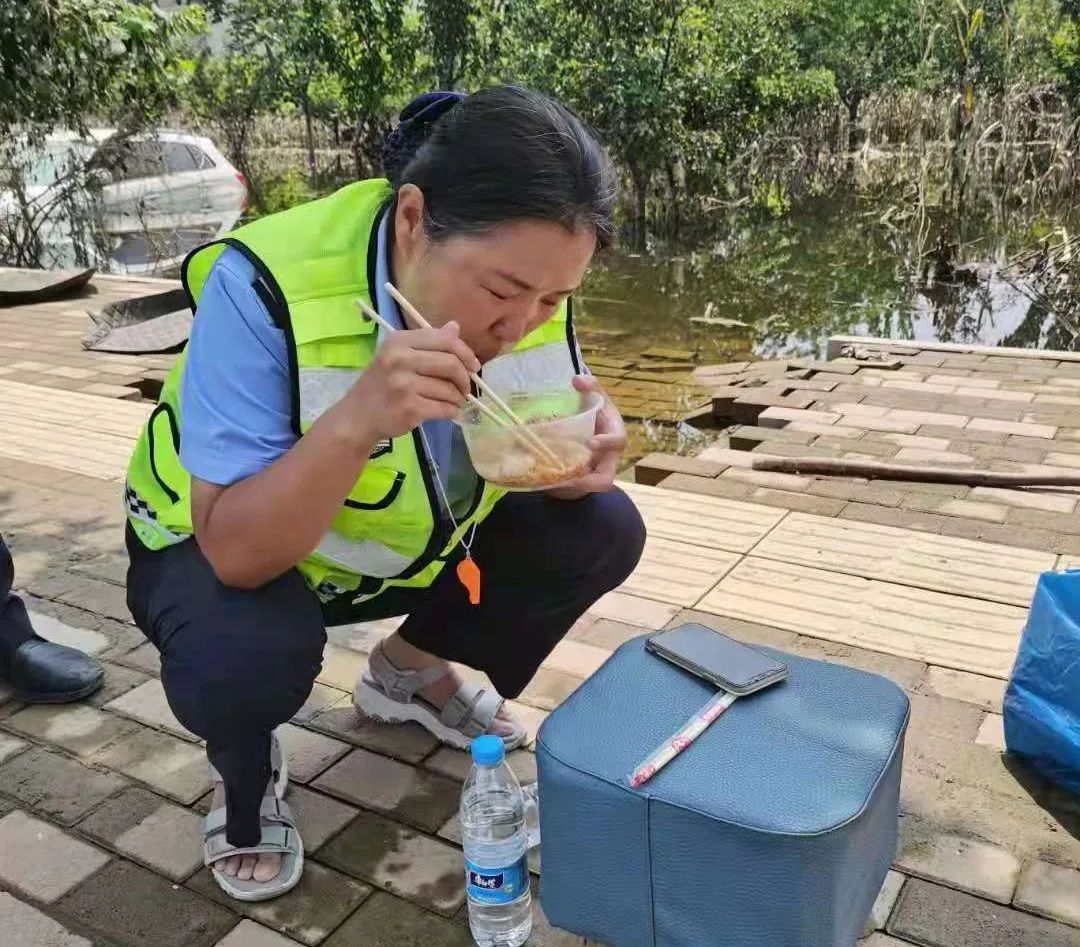 正能量丨暴风骤雨显担当，鹤壁交警全警动员保障人民群众生命财产安全