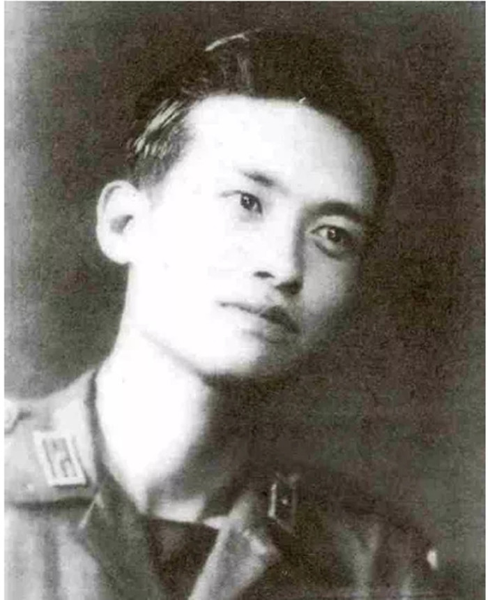 他自己被蒋介石授予了“中正剑”，但却拥有共产党的绝密代号，从东北军司令部发出了假命令，失去了杜聿明的集团。