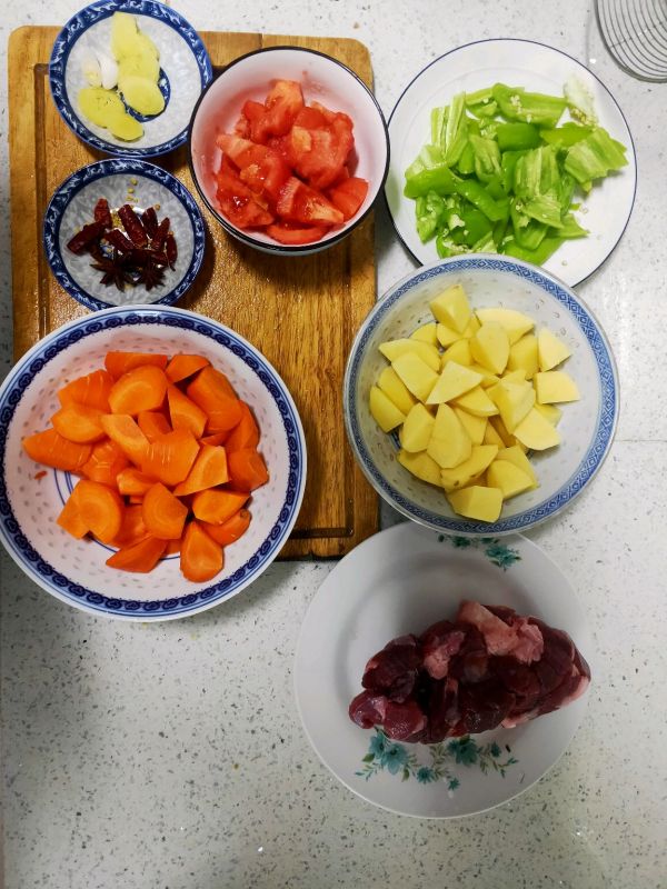 胡萝卜炖牛肉怎么做(悠香牛肉胡萝卜炖，美味家常烹饪)