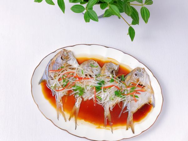 蒸鲳鱼的做法(鲜嫩美味，蒸鲳鱼的绝佳烹饪手法)