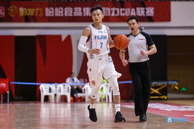 为什么cba打不出nba的(澎湃：“落选NBA” 无缘新赛季CBA 汤杰是困在现实的“篮球顶流”)