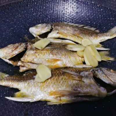 段备用,生姜去皮切片备用4,锅里加入食用油烧至六成热放入鱼小火煎制5