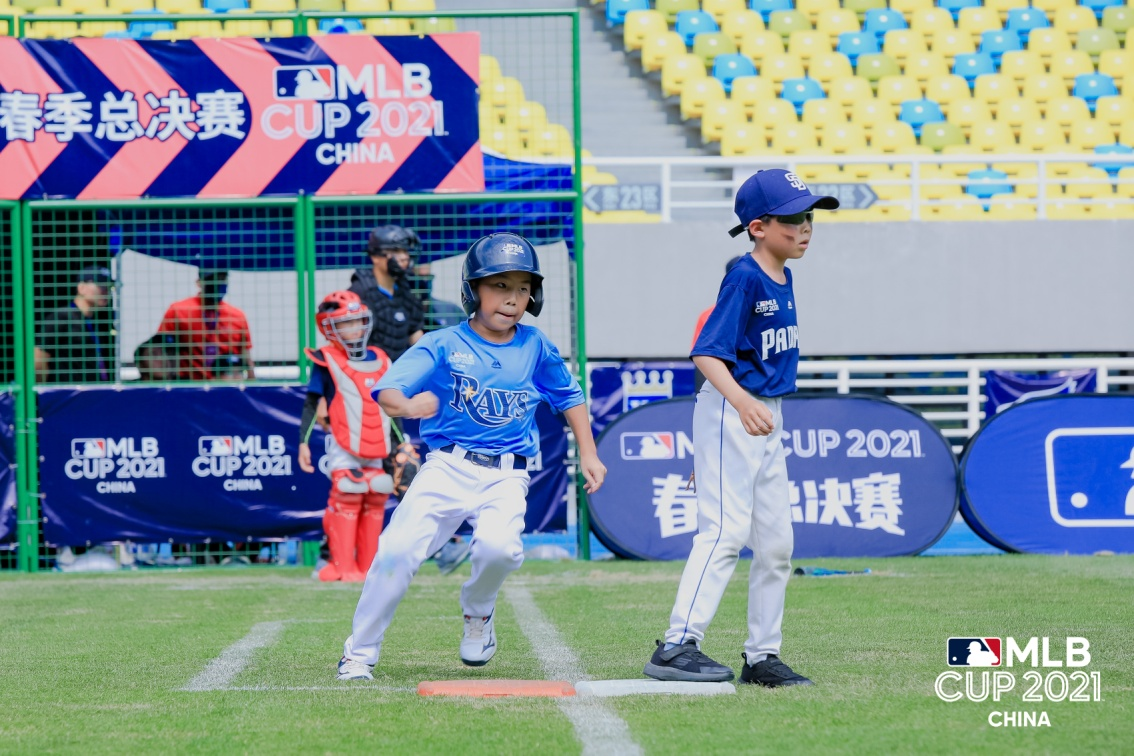 经纬直播NBA好看体育(体坛联播｜申花换帅结束四轮不胜，东契奇2亿美元续约独行侠)