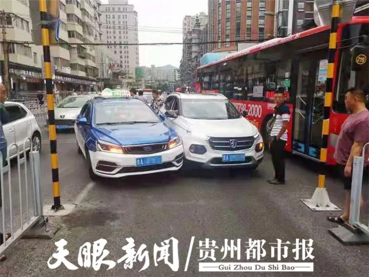 「贵州遵义高桥车祸」“我不想要我的车 我有能力把它拖走！”在事故现场，肇事兄弟非常傲慢