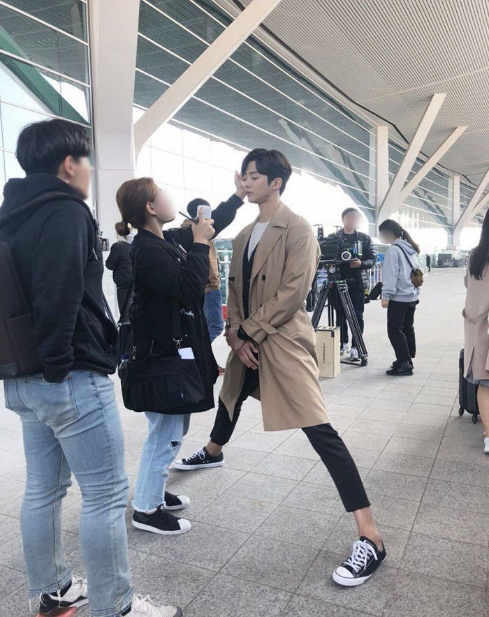 金宇彬188cm大长腿的苦!超宽礼仪腿 90度弯腰化妆画面流出 网:好暖