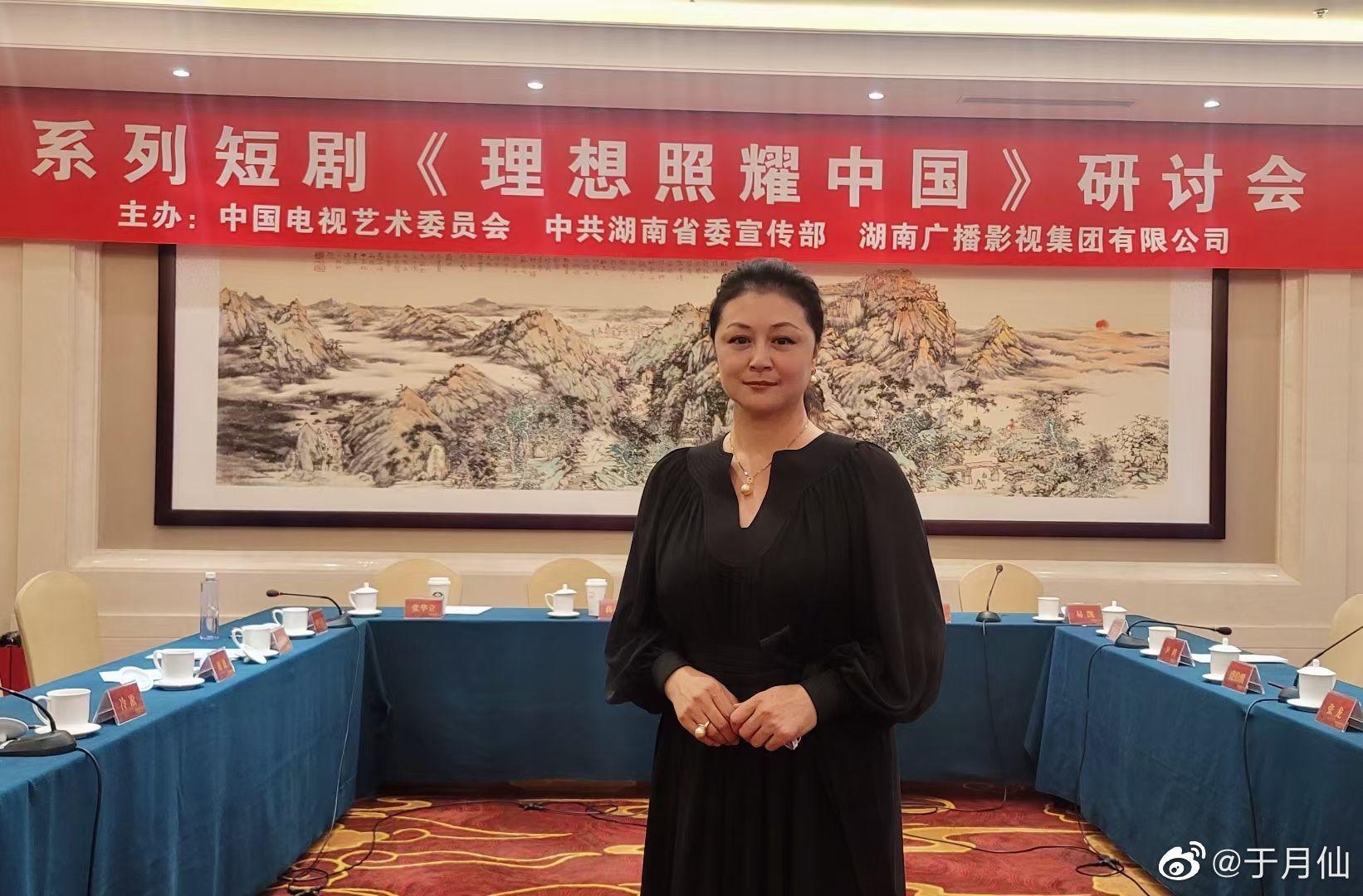 朱军崔永元(于月仙遗体告别仪式举行,送别"谢大脚")