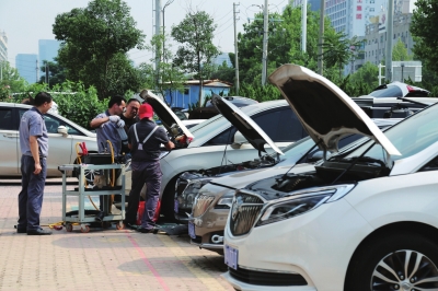 探访汛情疫情下的郑州汽车4S店 芯片短缺修车难 客流量下降明显