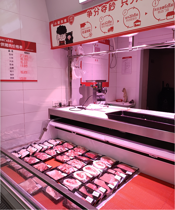 "现在猪肉价格便宜,加上天气凉快,我们门店现在一天能卖两头半猪,生意