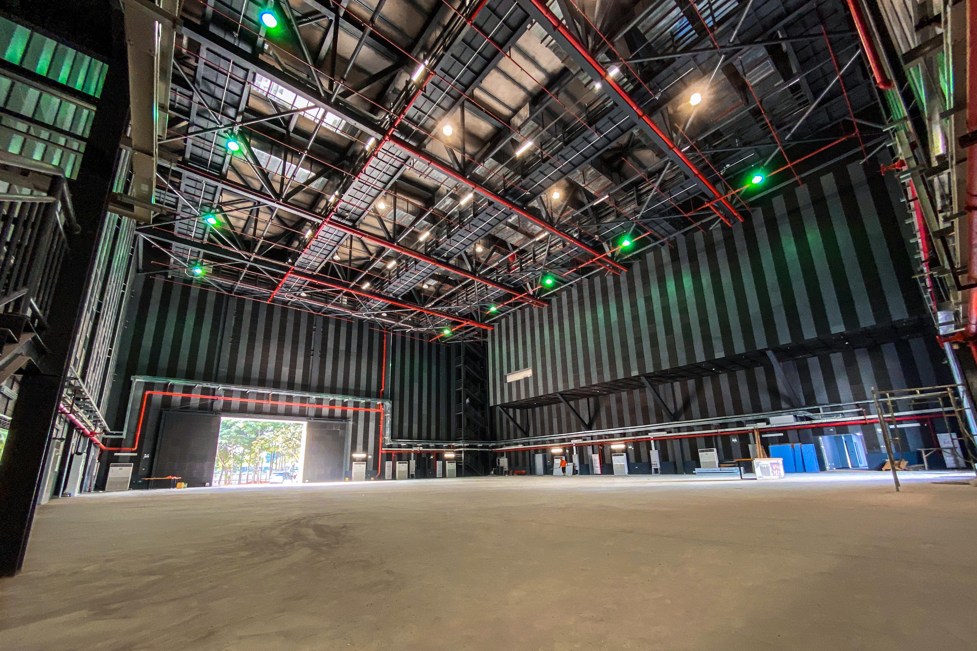 深圳新桥影视基地摄影棚内部.