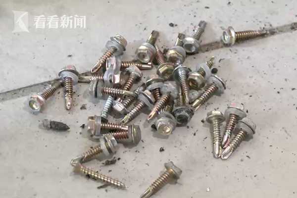 多辆车被人故意扎破轮胎？业主：钉子都是全新的