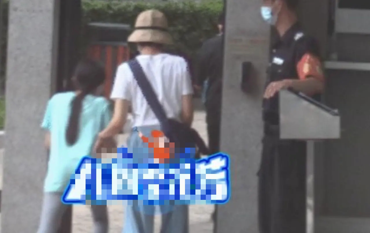 袁泉女儿曝光，母女同行现身餐厅，11岁夏哈哈继