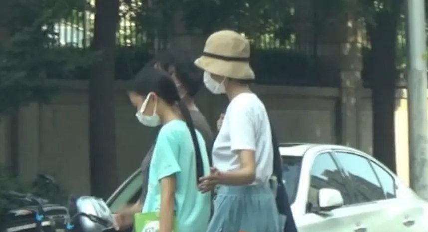 袁泉女儿曝光，母女同行现身餐厅，11岁夏哈哈继