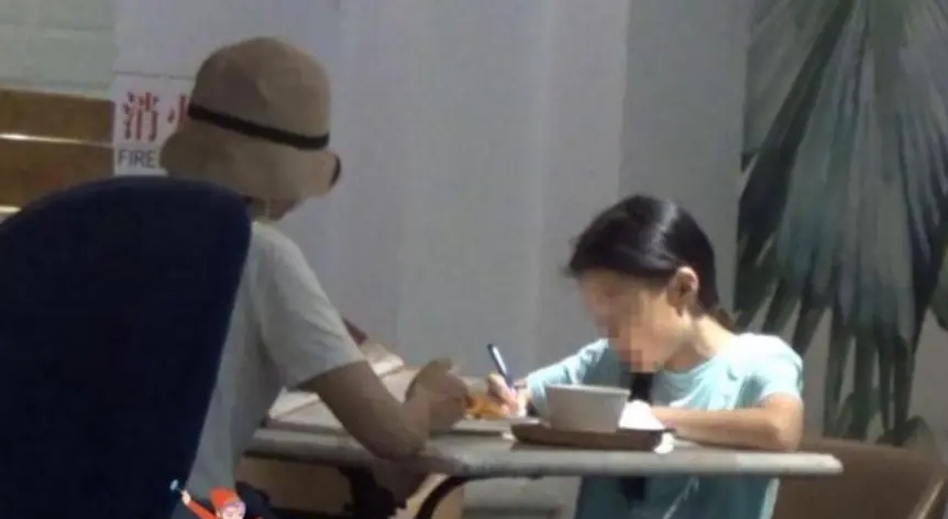 袁泉女儿曝光，母女同行现身餐厅，11岁夏哈哈继