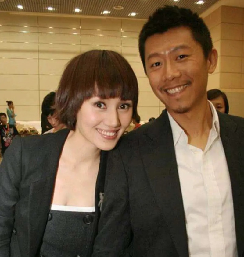 袁泉女儿曝光，母女同行现身餐厅，11岁夏哈哈继