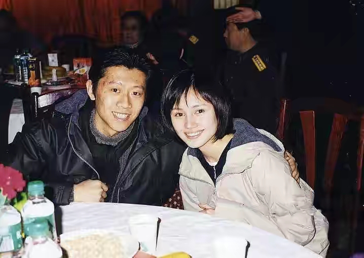 袁泉女儿曝光，母女同行现身餐厅，11岁夏哈哈继
