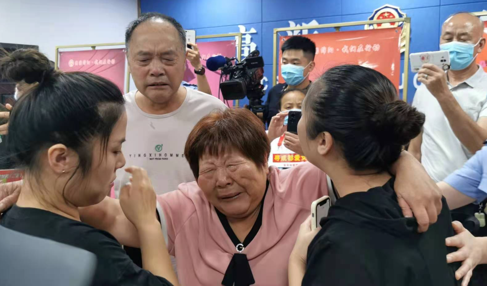 双胞胎姐妹出生一个月失踪，33年后被找到：生活在同一家庭 终与亲生父母团聚