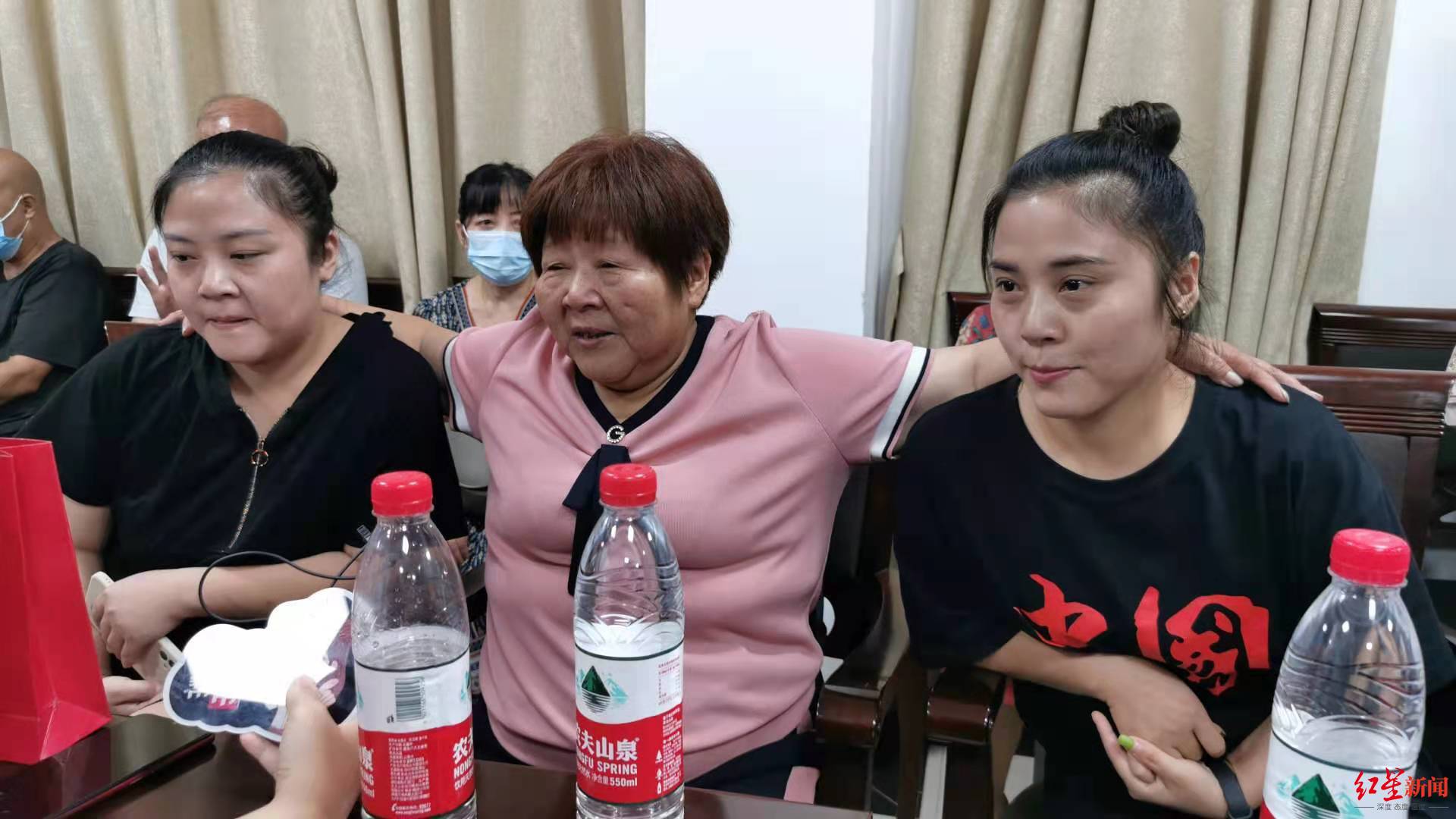 双胞胎姐妹出生一个月失踪，33年后被找到：生活在同一家庭 终与亲生父母团聚
