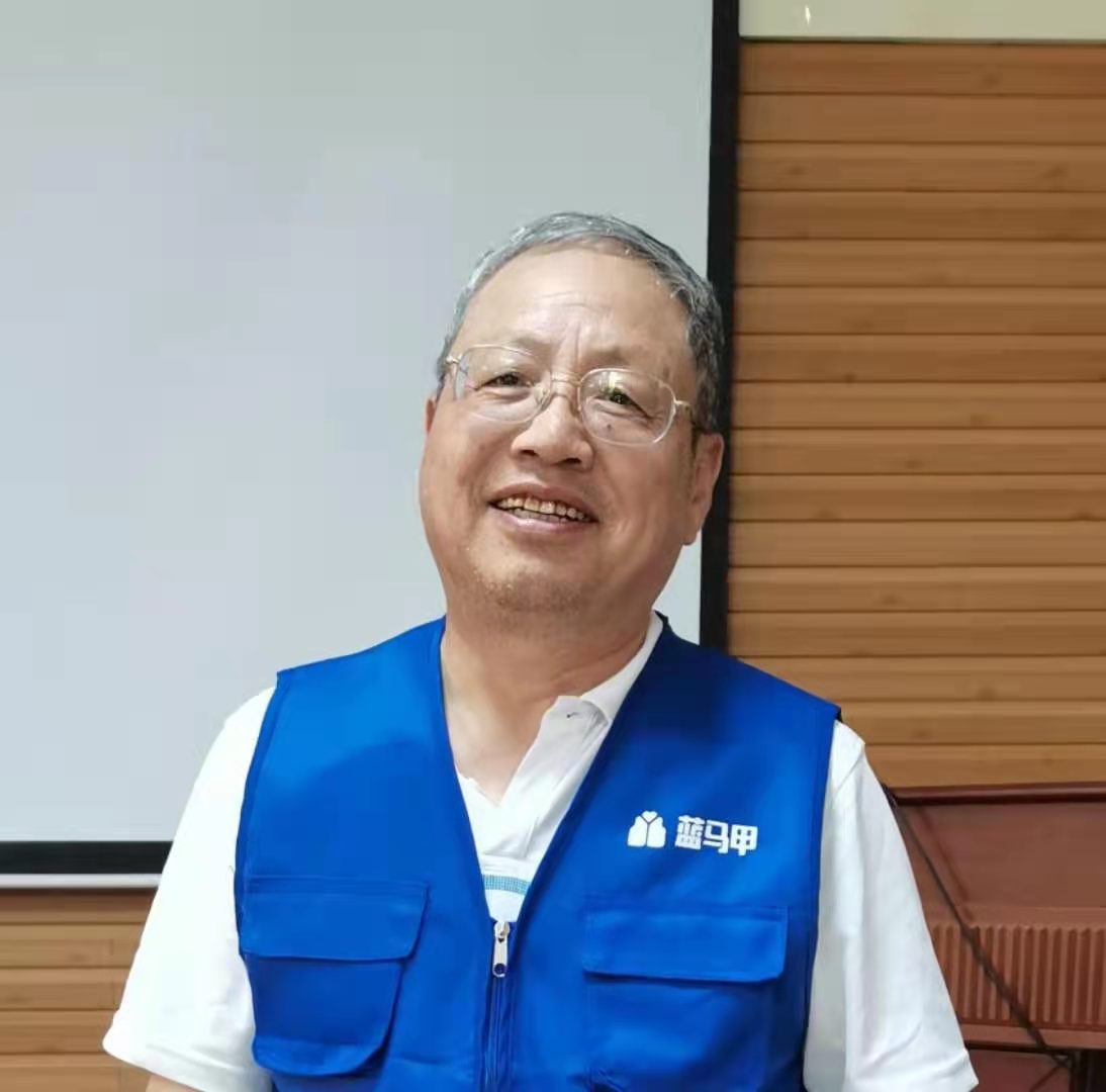 72岁大爷用连环画教老人用智能手机：想帮助老人解决生活的不便