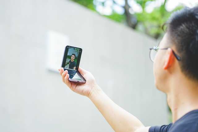 三星Galaxy Z Flip3 5G评测：精致美学下的“粉饼盒”谁不爱？