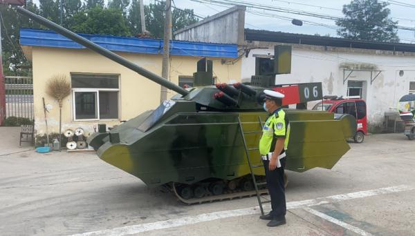 控制不住改造的手！收割機(jī)改裝“坦克”，上街溜達(dá)遭處罰