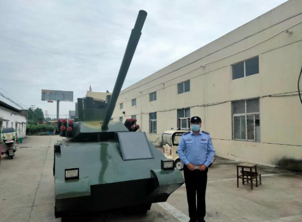 控制不住改造的手！收割機(jī)改裝“坦克”，上街溜達(dá)遭處罰