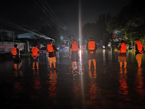 图集｜风雨无阻“志愿红”！你们是初秋最温暖的颜色