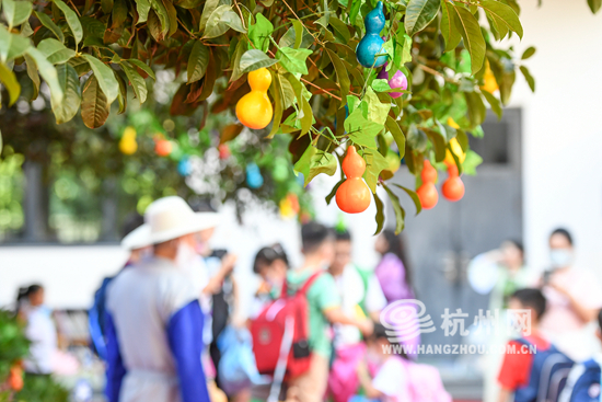 “葫芦娃”们走红毯 记者带你看杭州小学的花式迎新