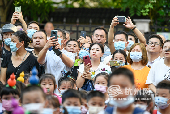 “葫芦娃”们走红毯 记者带你看杭州小学的花式迎新