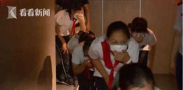 开学第一天：消防部门入学校检查授课