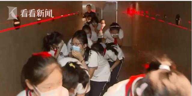 开学第一天：消防部门入学校检查授课