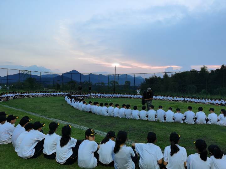 整齐的步伐、响亮的口号、坚定的眼神……这所学校的孩子们度过了热血的开学第一周