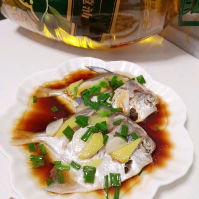 1,准备好食材:鲳鱼,葱姜蒜2,洗鱼先在鱼肚边划开一刀3,去除内脏及鱼鳃