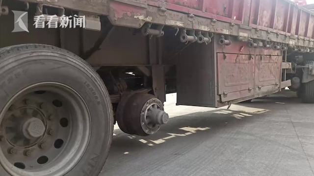 吓出身冷汗！两个轮子掉了，货车仍在高速上狂奔……交警：过分了