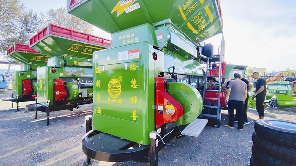 齊齊哈爾:豐收季即將到來 農(nóng)機(jī)市場(chǎng)銷售日漸升溫