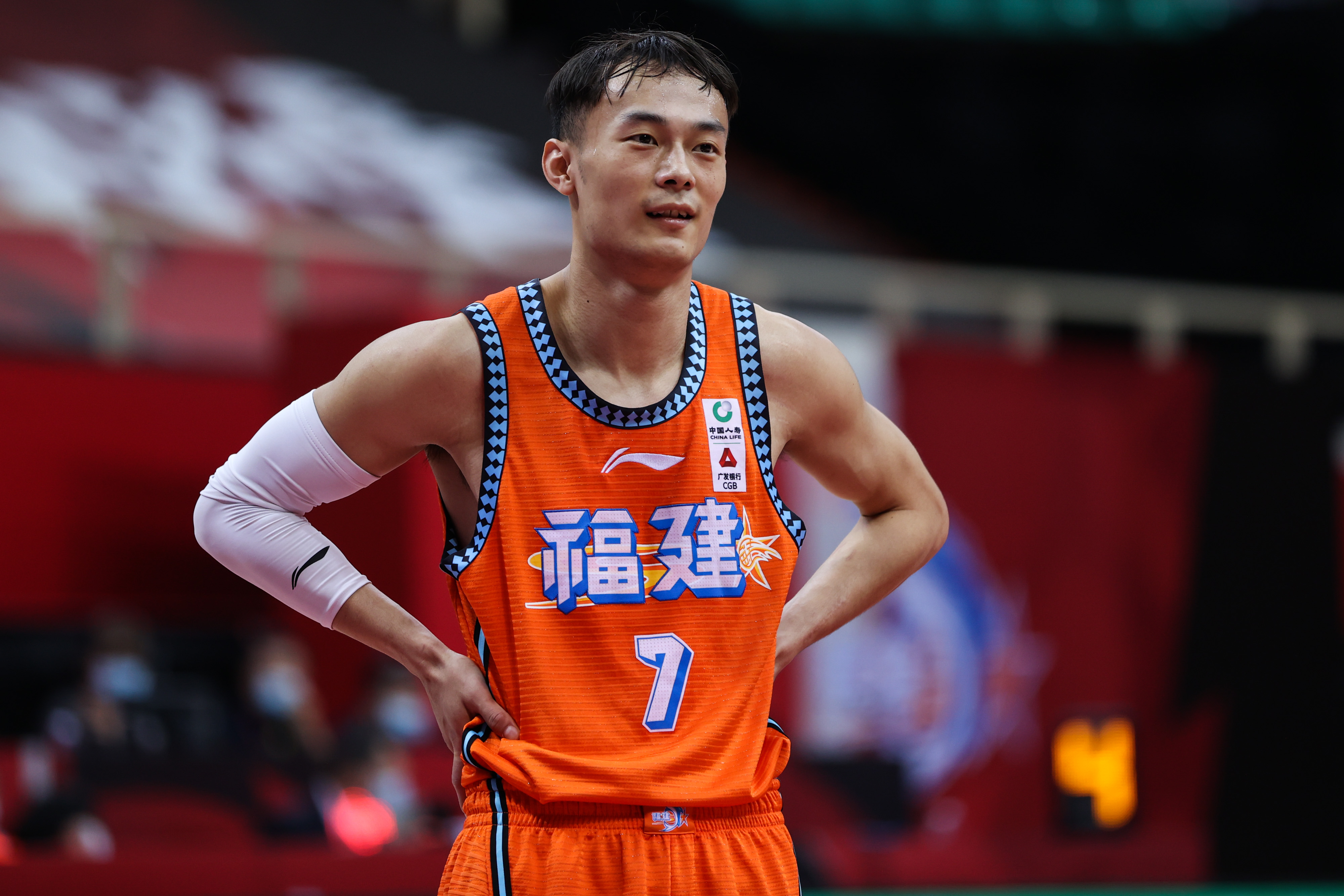 汤杰为什么不打cba(落选NBA，无缘CBA！汤杰，困在现实的“篮球顶流”)