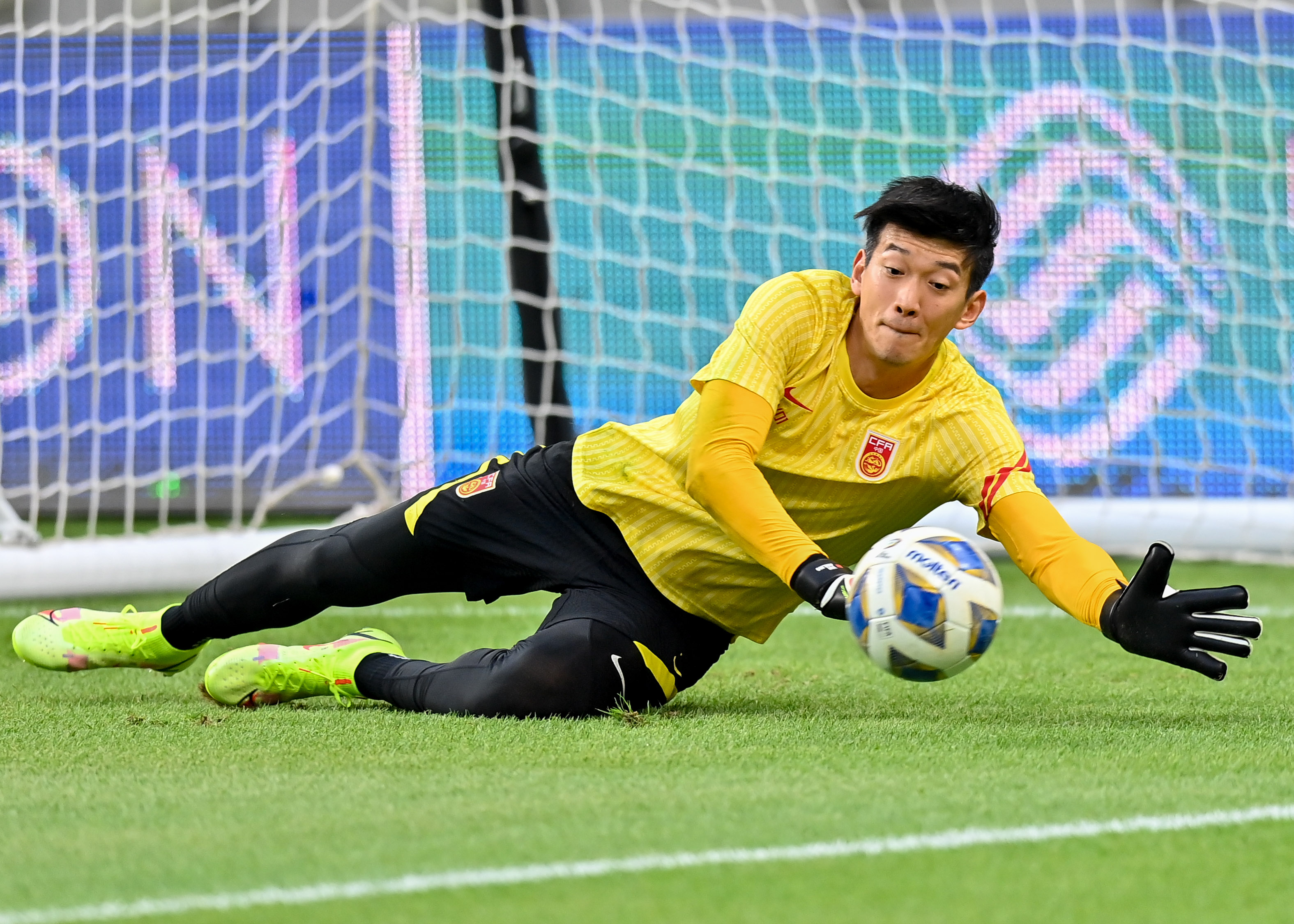 足球——世预赛:中国队对阵日本队9月7日,中国队守门员颜骏凌在比赛前