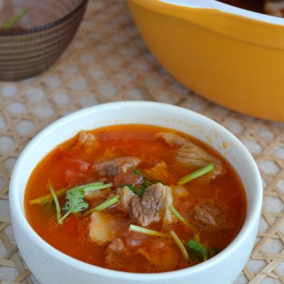 西红柿牛腩汤的做法,牛腩番茄煲的做法