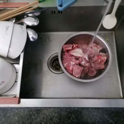 家常清炖排骨汤的做法（一学就上手的清炖排骨汤秒变大厨）