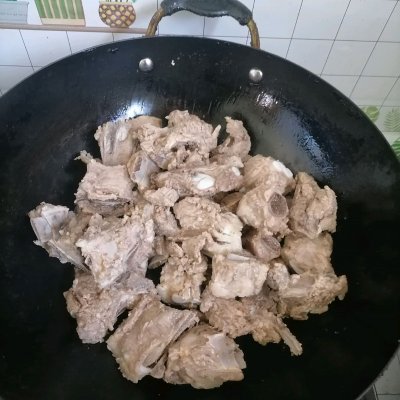 家常清炖排骨汤的做法（一学就上手的清炖排骨汤秒变大厨）