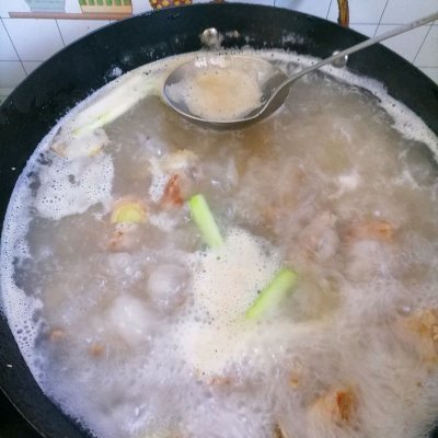 家常清炖排骨汤的做法（一学就上手的清炖排骨汤秒变大厨）