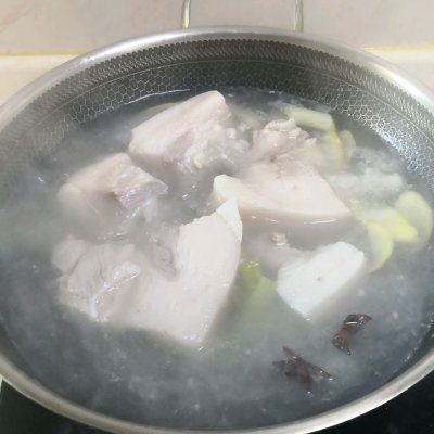 酸菜炖白肉最正宗的做法（肥肉不油腻的酸菜炖白肉）