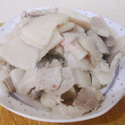 酸菜炖白肉最正宗的做法（肥肉不油腻的酸菜炖白肉）