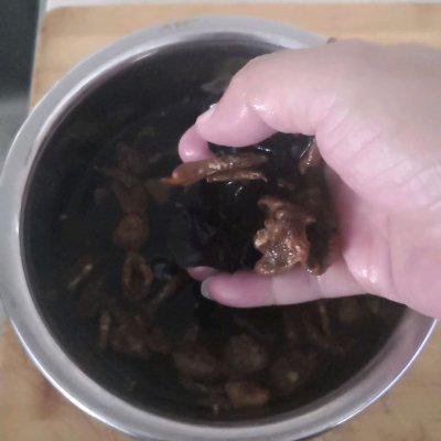 酸菜炖白肉最正宗的做法（肥肉不油腻的酸菜炖白肉）