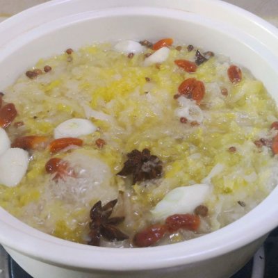酸菜炖白肉最正宗的做法（肥肉不油腻的酸菜炖白肉）
