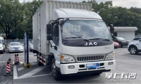 长沙夫妇豪掷20万改造“房车”，有空调洗衣机还有阳台！开着开着……哦豁！罚单来了