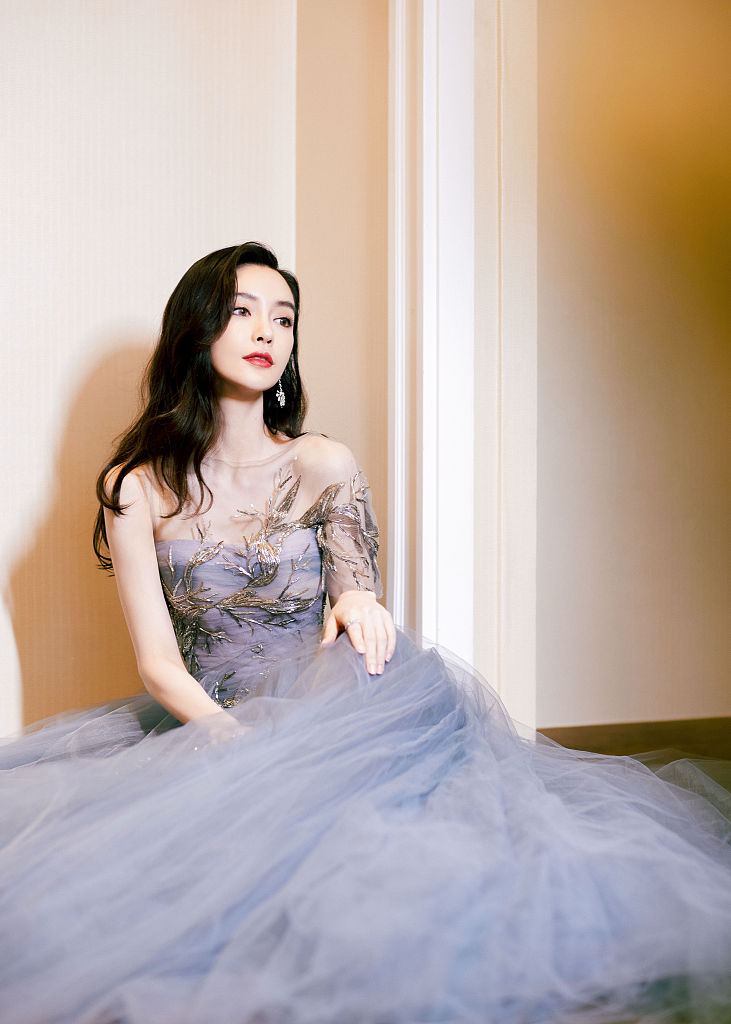 杨颖着飘逸薄纱点缀鎏金星光 美丽大方更显灵动耀眼