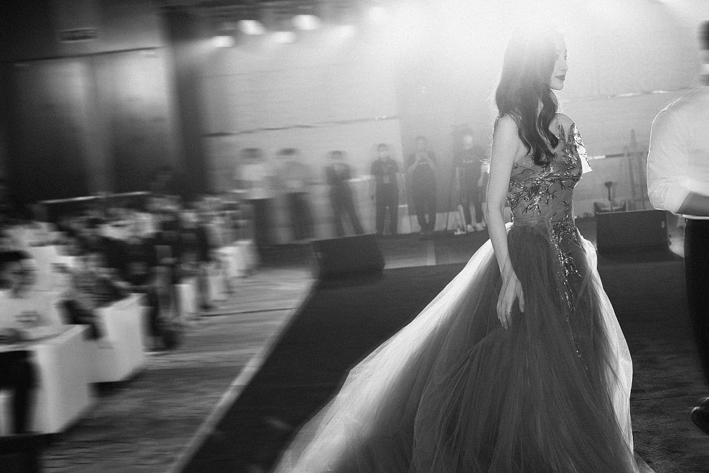 杨颖着飘逸薄纱点缀鎏金星光 美丽大方更显灵动耀眼