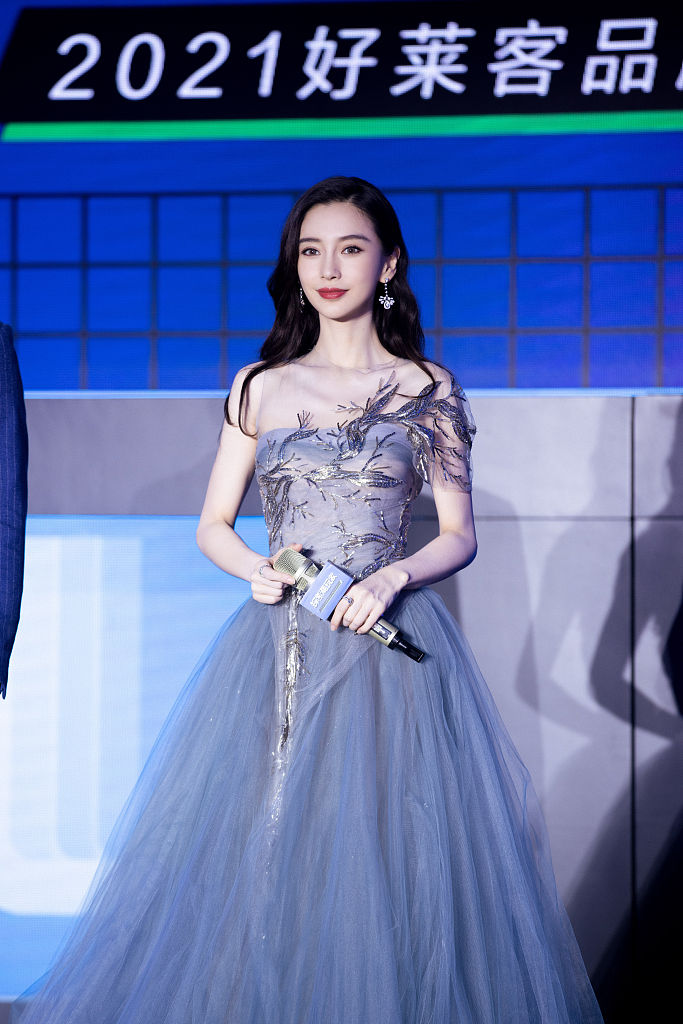 杨颖着飘逸薄纱点缀鎏金星光 美丽大方更显灵动耀眼